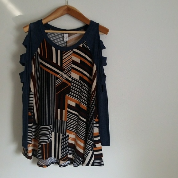 Cold Shoulder Top - Picture 3 of 6